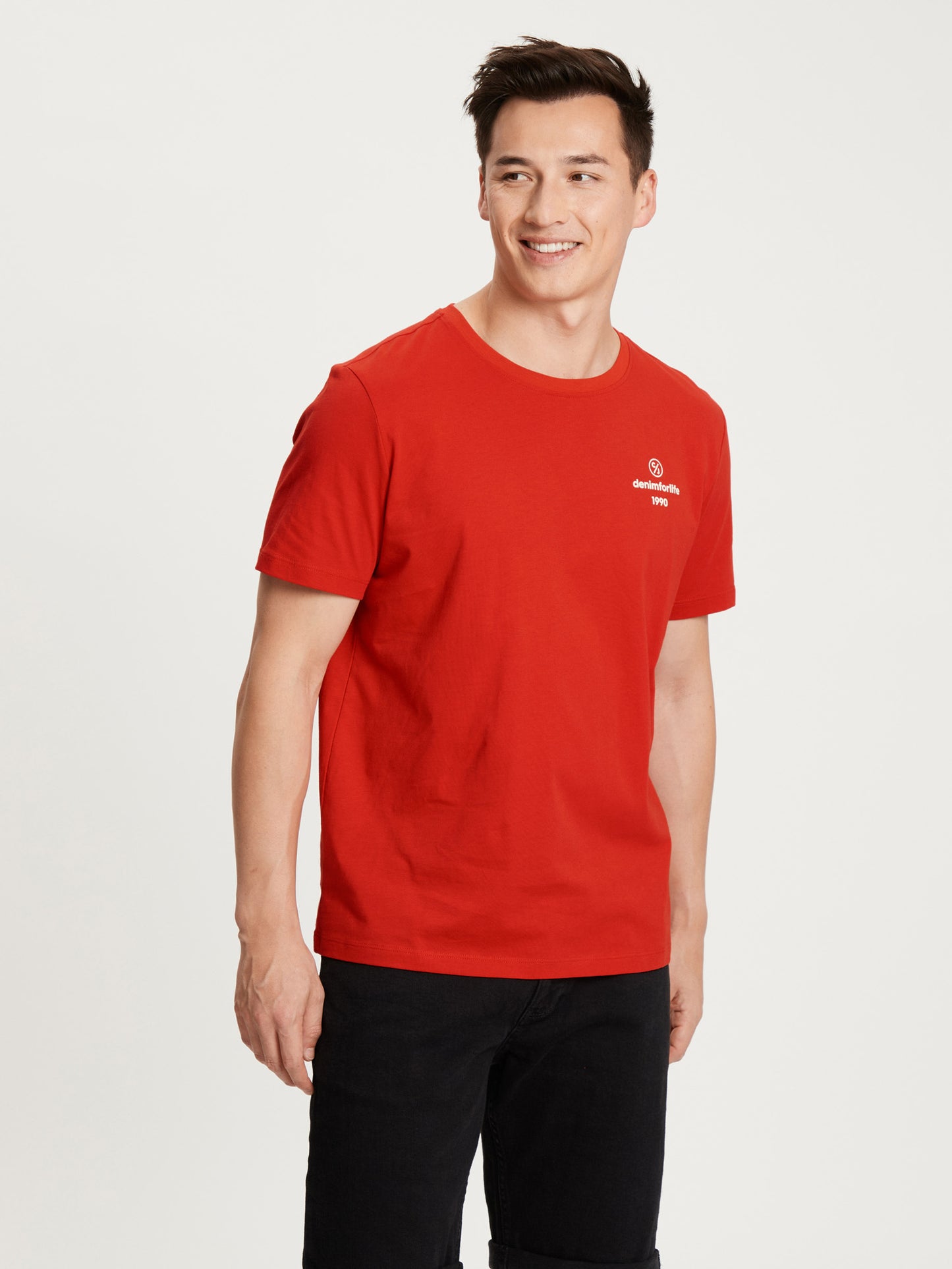 Men's regular T-shirt with label print in red.