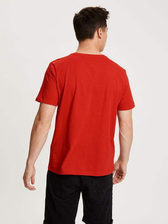 Men's regular T-shirt with label print in red.