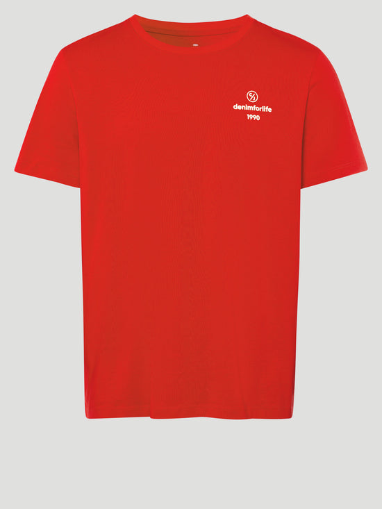 Men's regular T-shirt with label print in red.