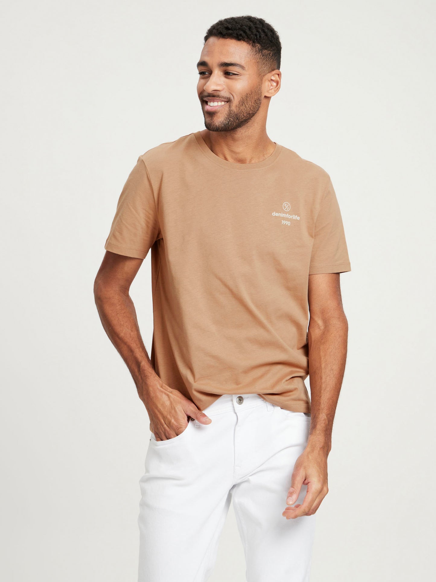 Men's regular T-shirt with label print, brown.