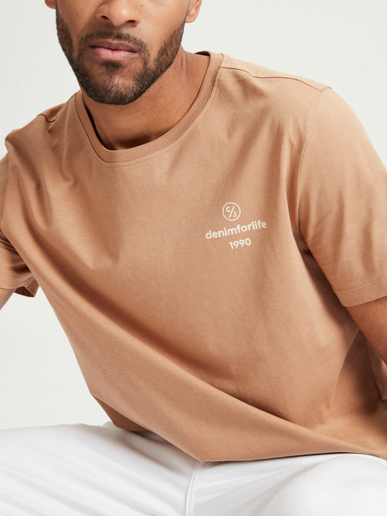 Men's regular T-shirt with label print, brown.