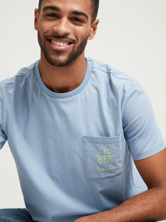 Men's regular T-shirt with breast pocket, blue.