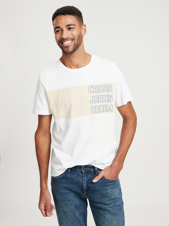 Herren Regular T-Shirt mit Label-Print weiß.