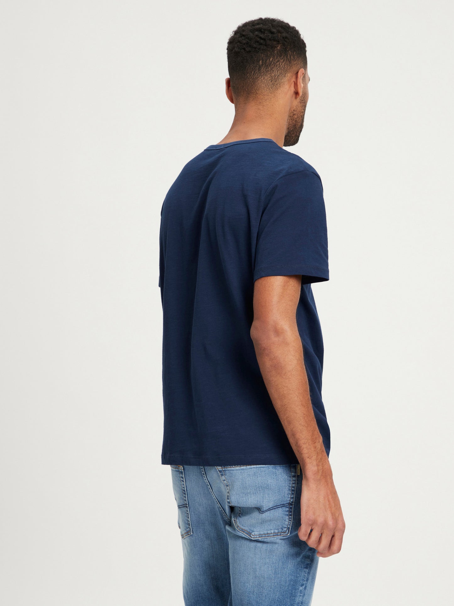 Men's regular T-shirt with Henley neck in navy blue.