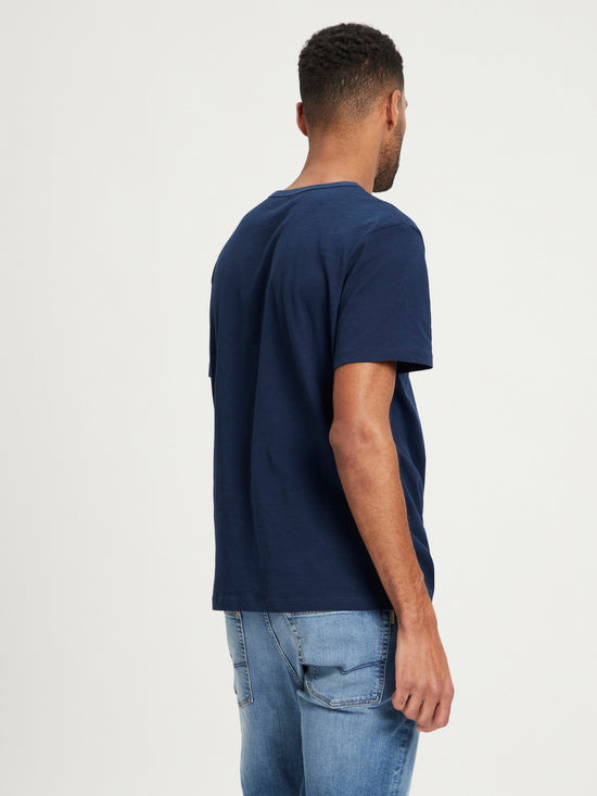 Herren Regular T-Shirt mit Henley-Ausschnitt marineblau.