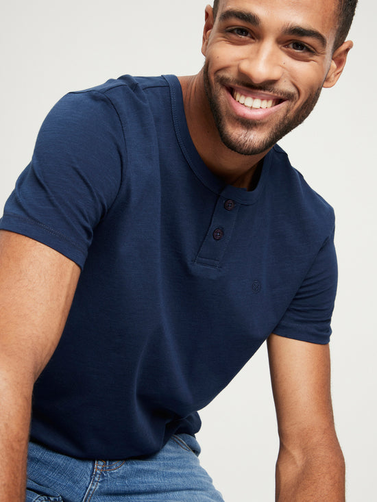 Men's regular T-shirt with Henley neck in navy blue.