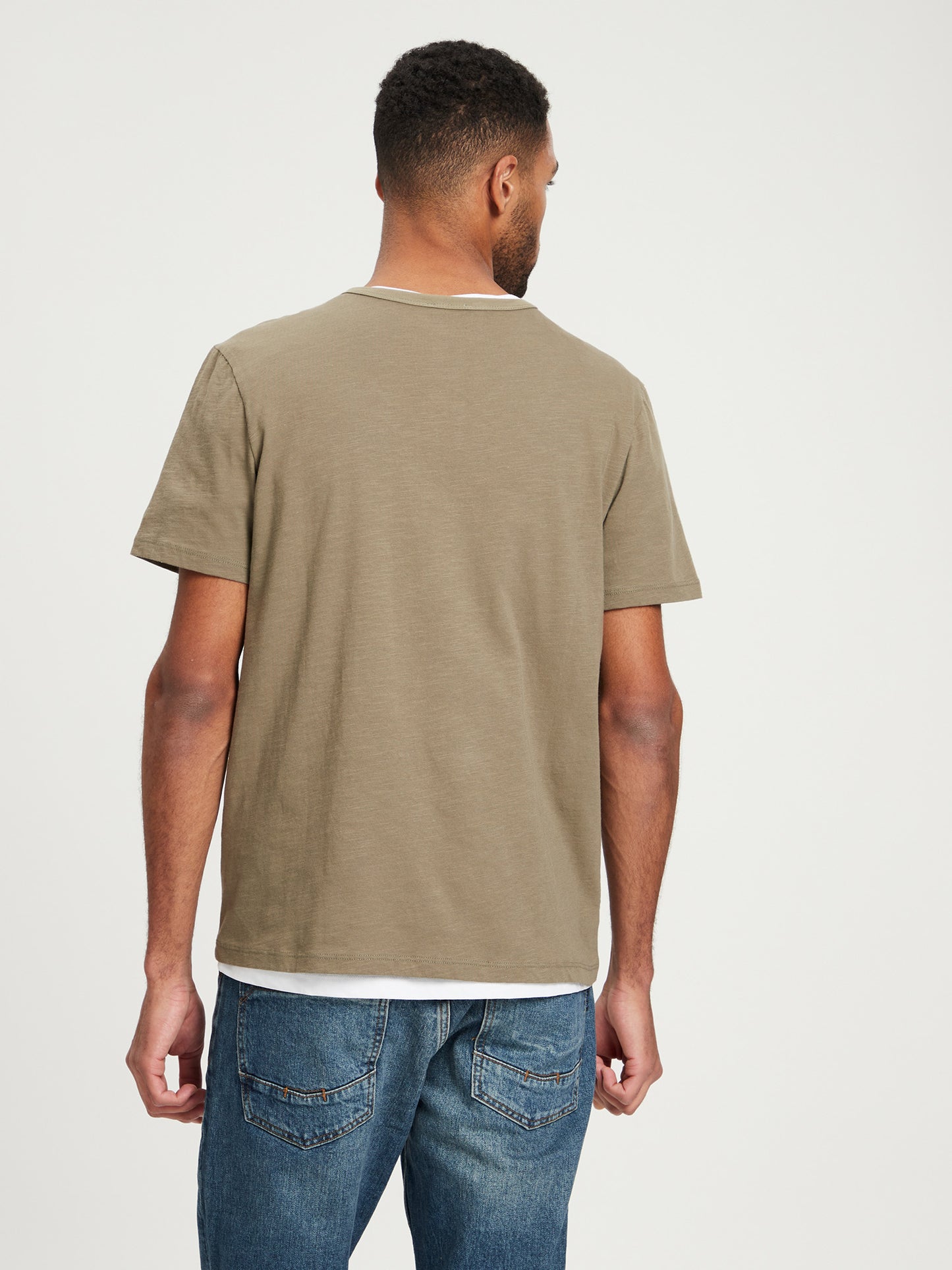 Herren Regular T-Shirt mit Henley-Ausschnitt khaki.