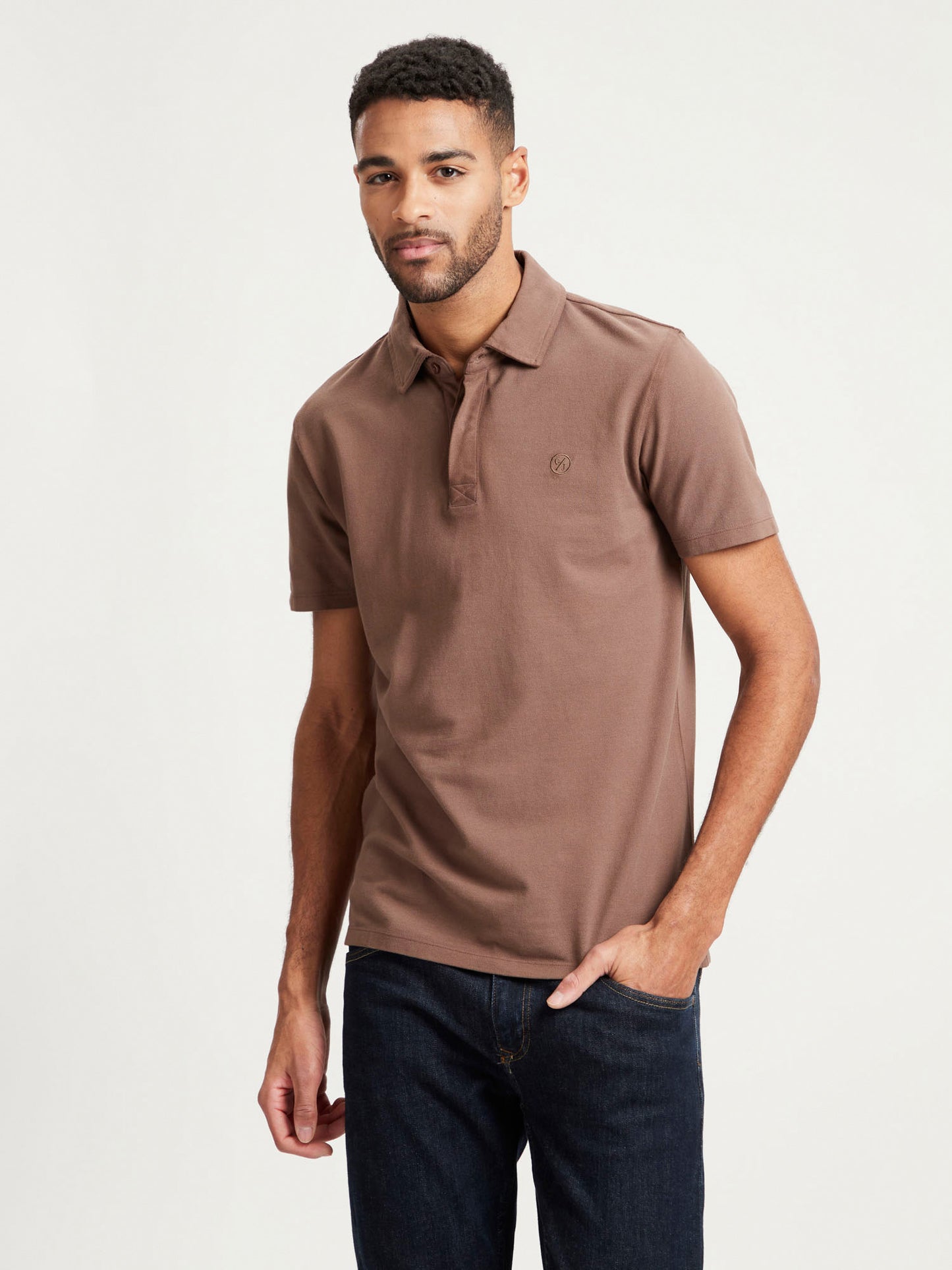 Men's regular polo shirt with tonal label emblem in brown.