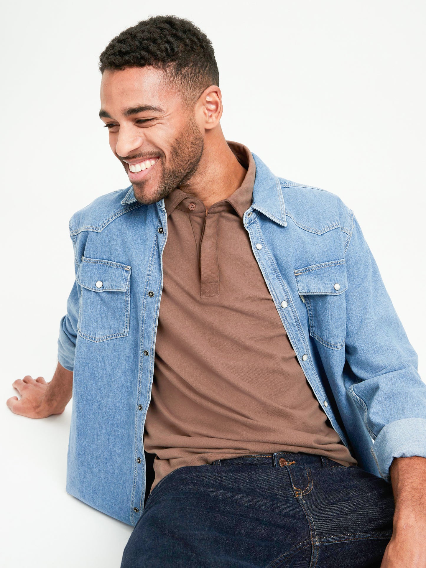 Men's regular polo shirt with tonal label emblem in brown.