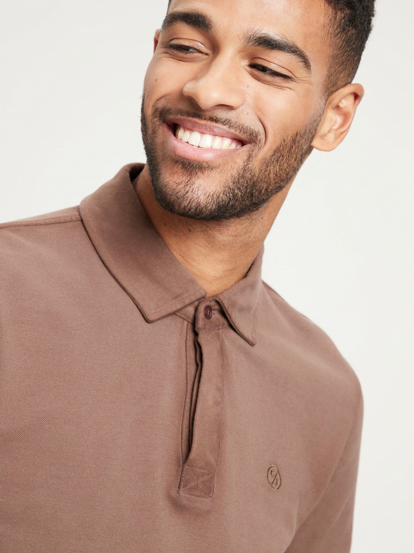 Men's regular polo shirt with tonal label emblem in brown.