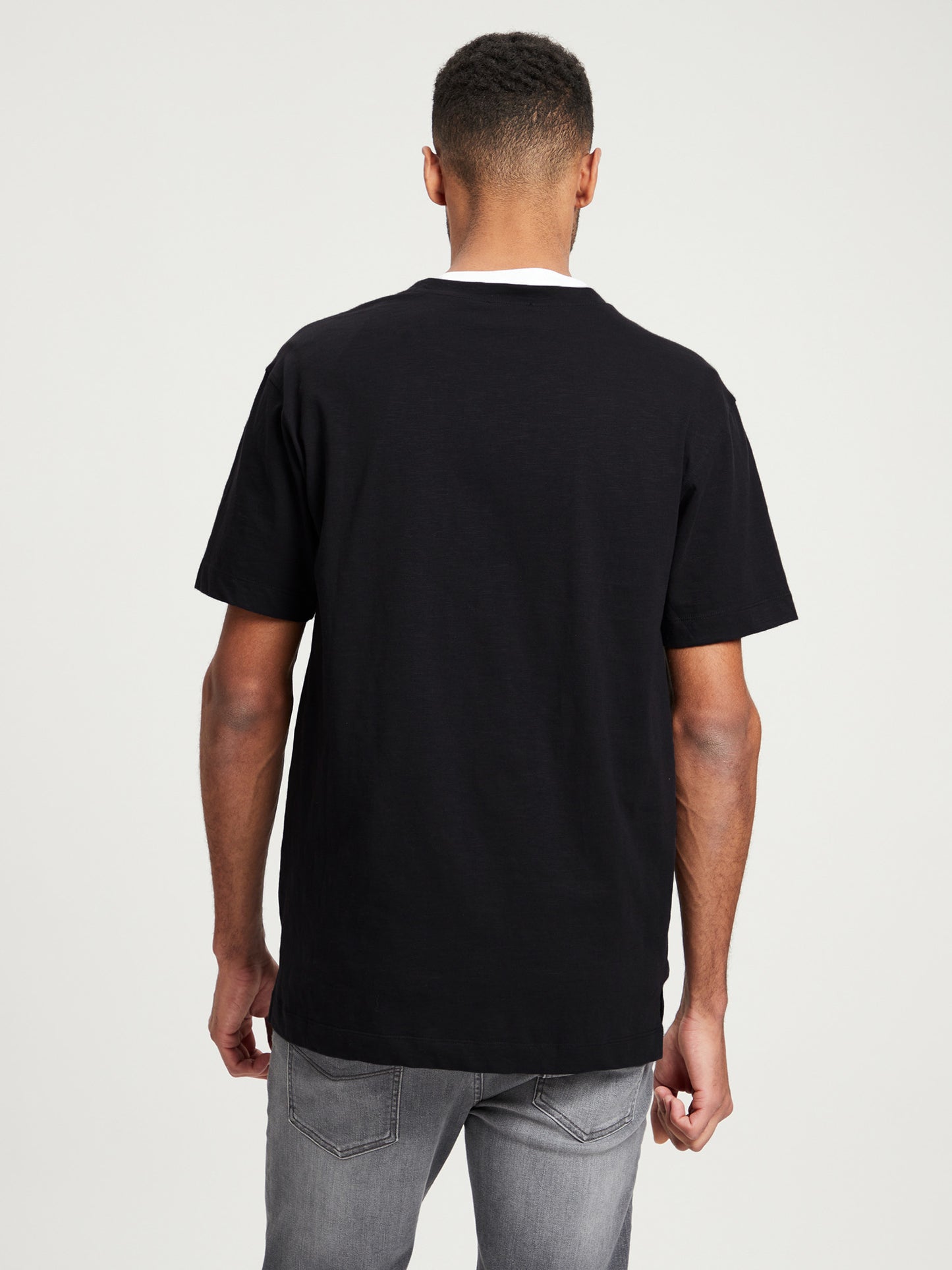 Men's regular T-shirt with breast pocket, navy blue.