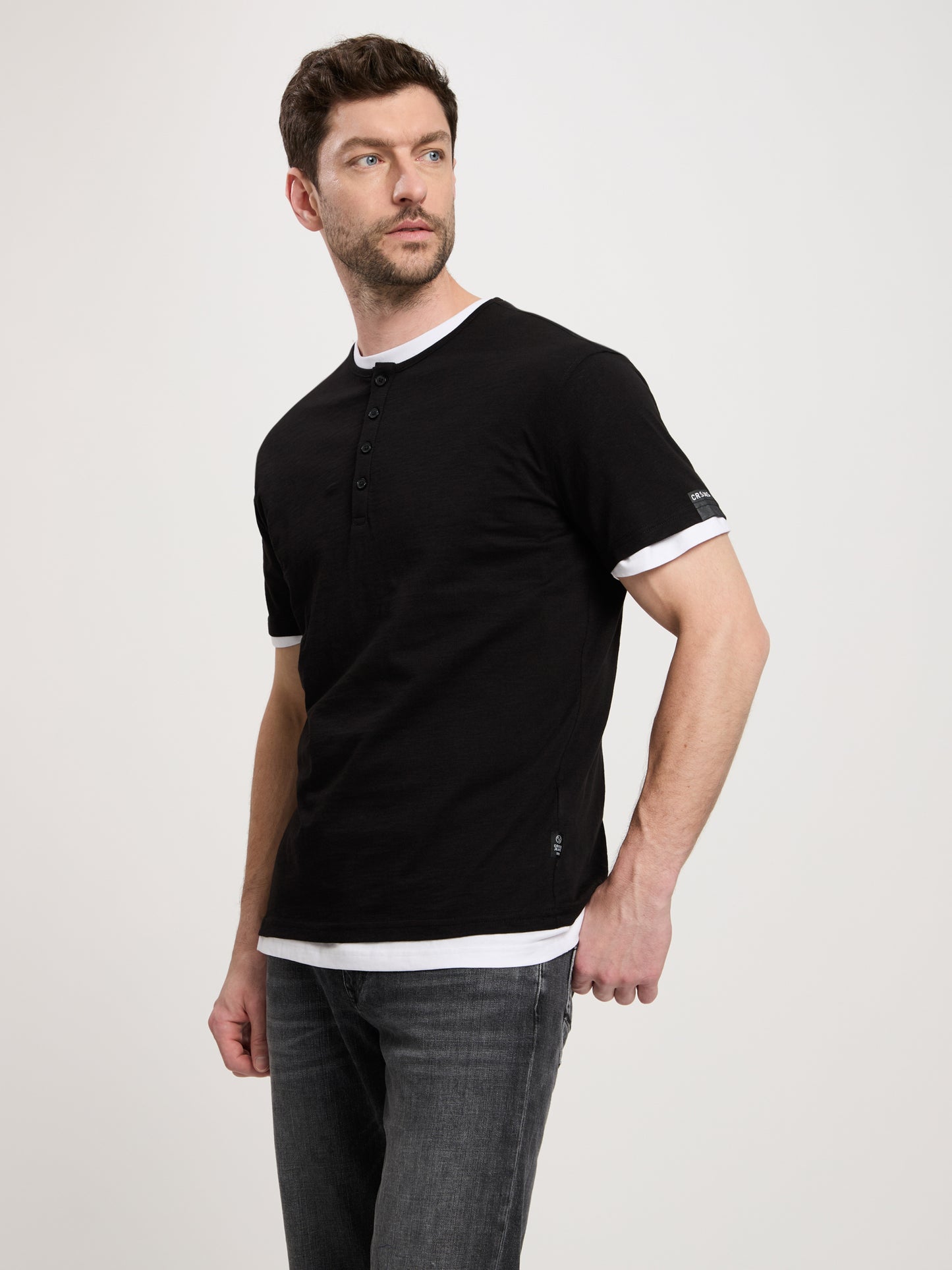 Herren Regular T-Shirt mit kurzer Knopfleiste schwarz.