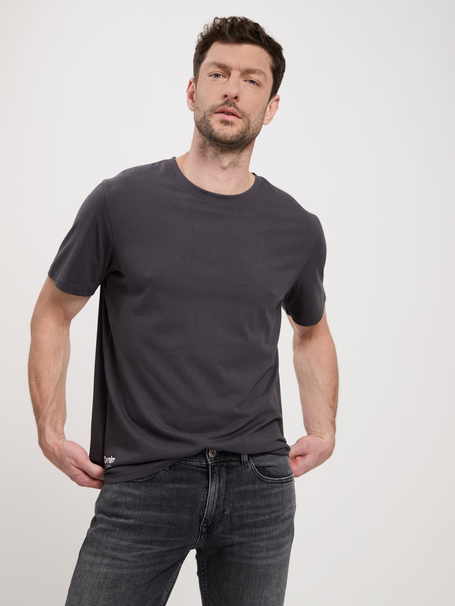 Men's regular T-shirt with small label print anthracite