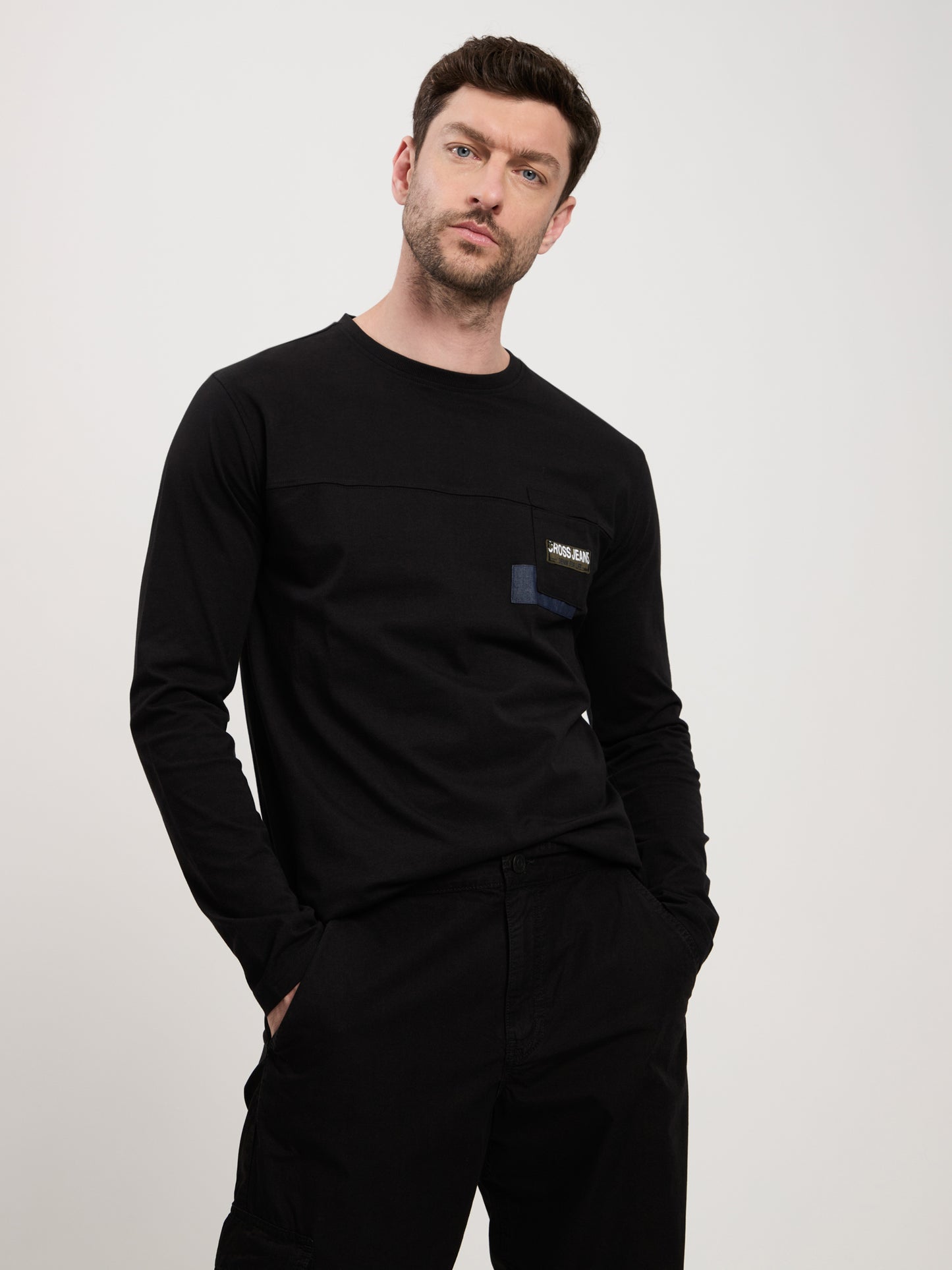 Herren Regular Longsleeve mit Logopatch auf der Brust schwarz