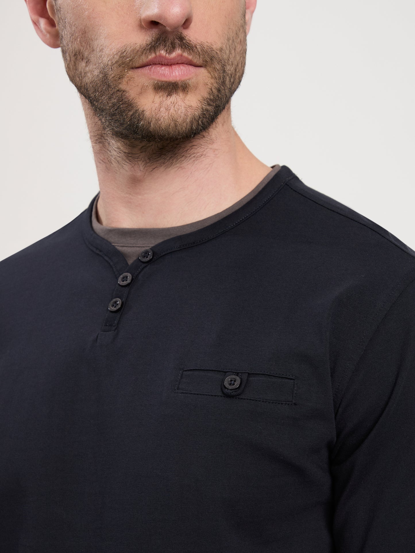 Men's long-sleeved polo shirt with breast pocket in navy blue