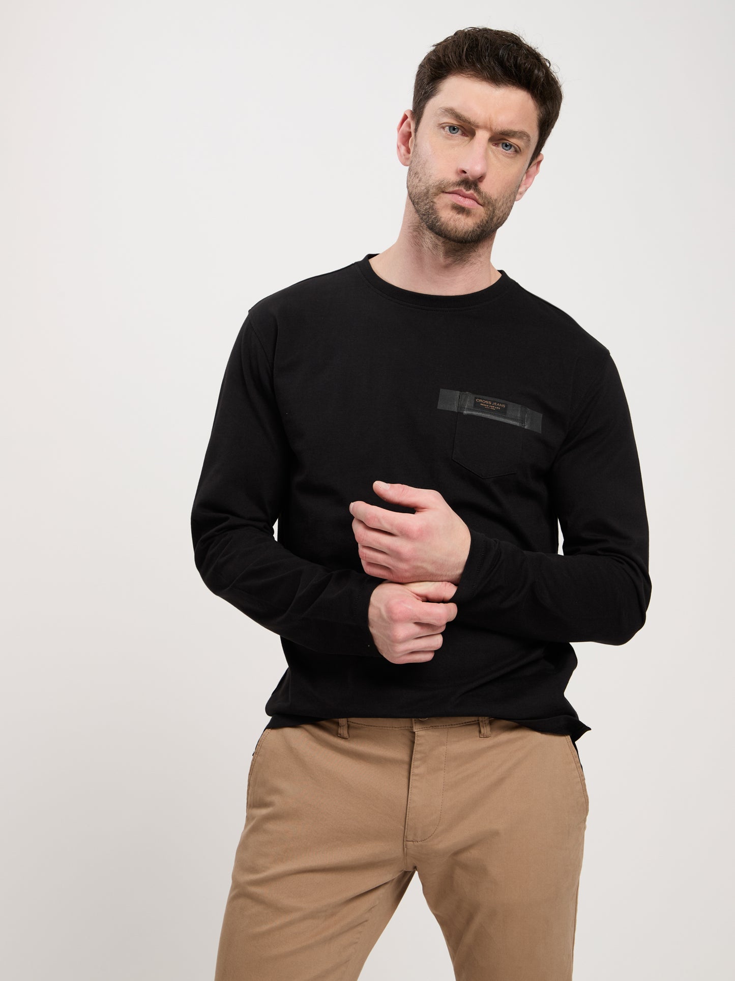 Herren Langarmshirt mit Logoprint und Brusttasche in schwarz