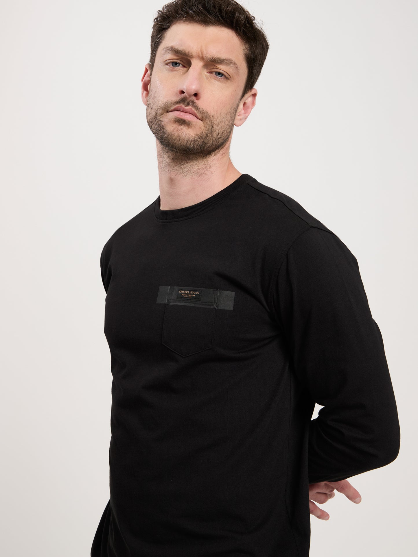 Men's long-sleeved shirt with logo print and breast pocket in black