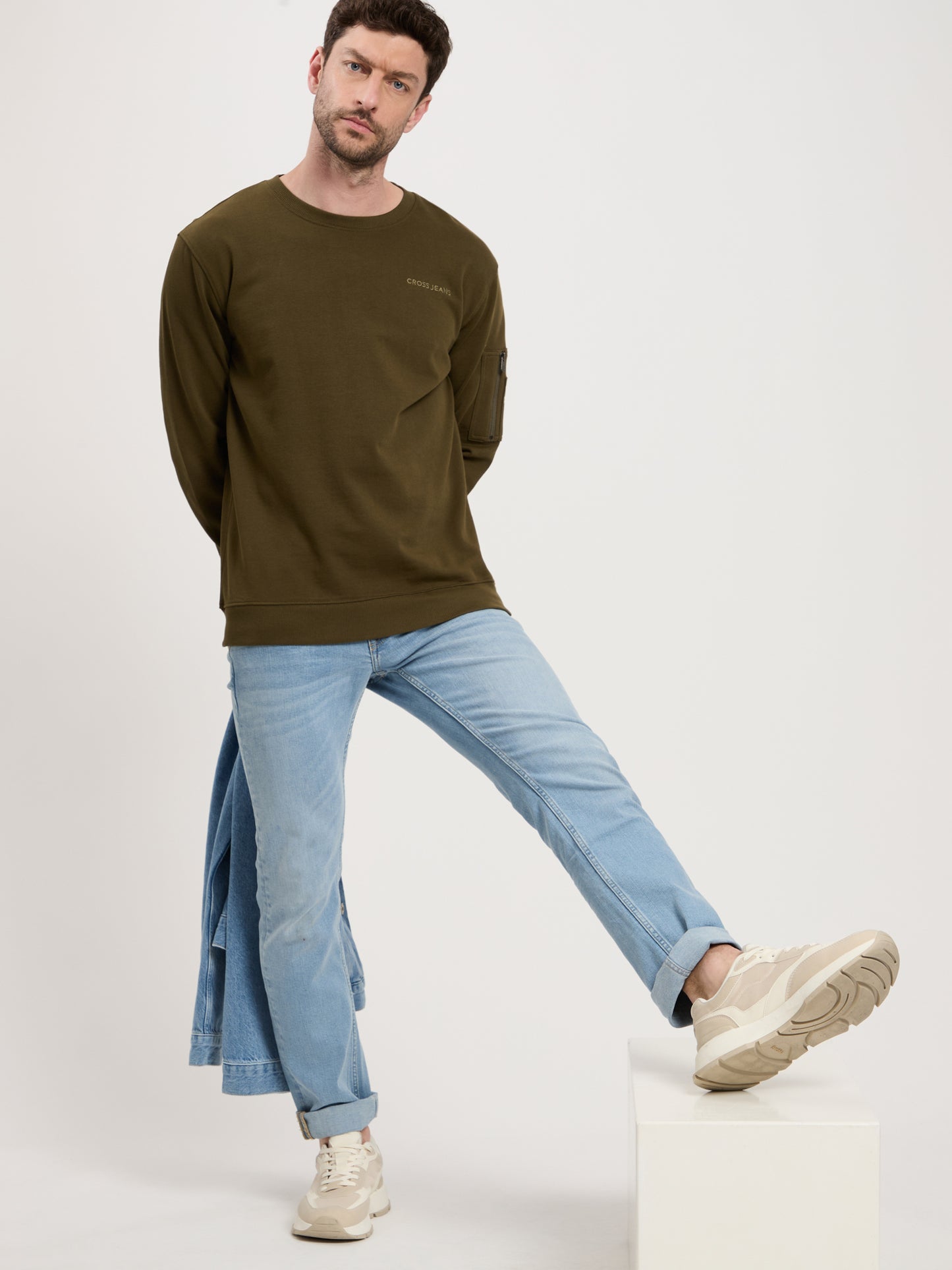 Herren Regular Sweatshirt mit Ziertasche auf dem Oberarm khaki