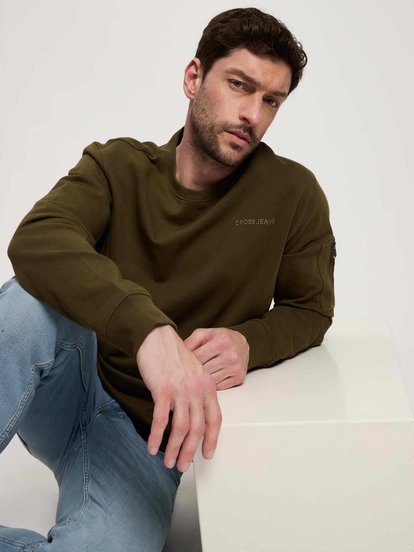 Herren Regular Sweatshirt mit Ziertasche auf dem Oberarm khaki