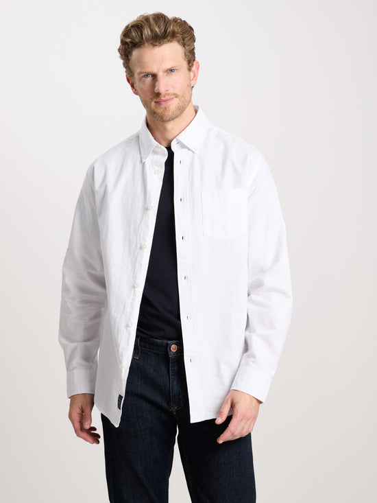 Men's regular long-sleeved shirt with breast pocket, white.