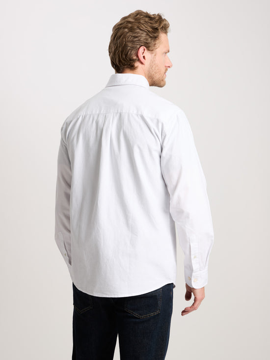 Men's regular long-sleeved shirt with breast pocket, white.