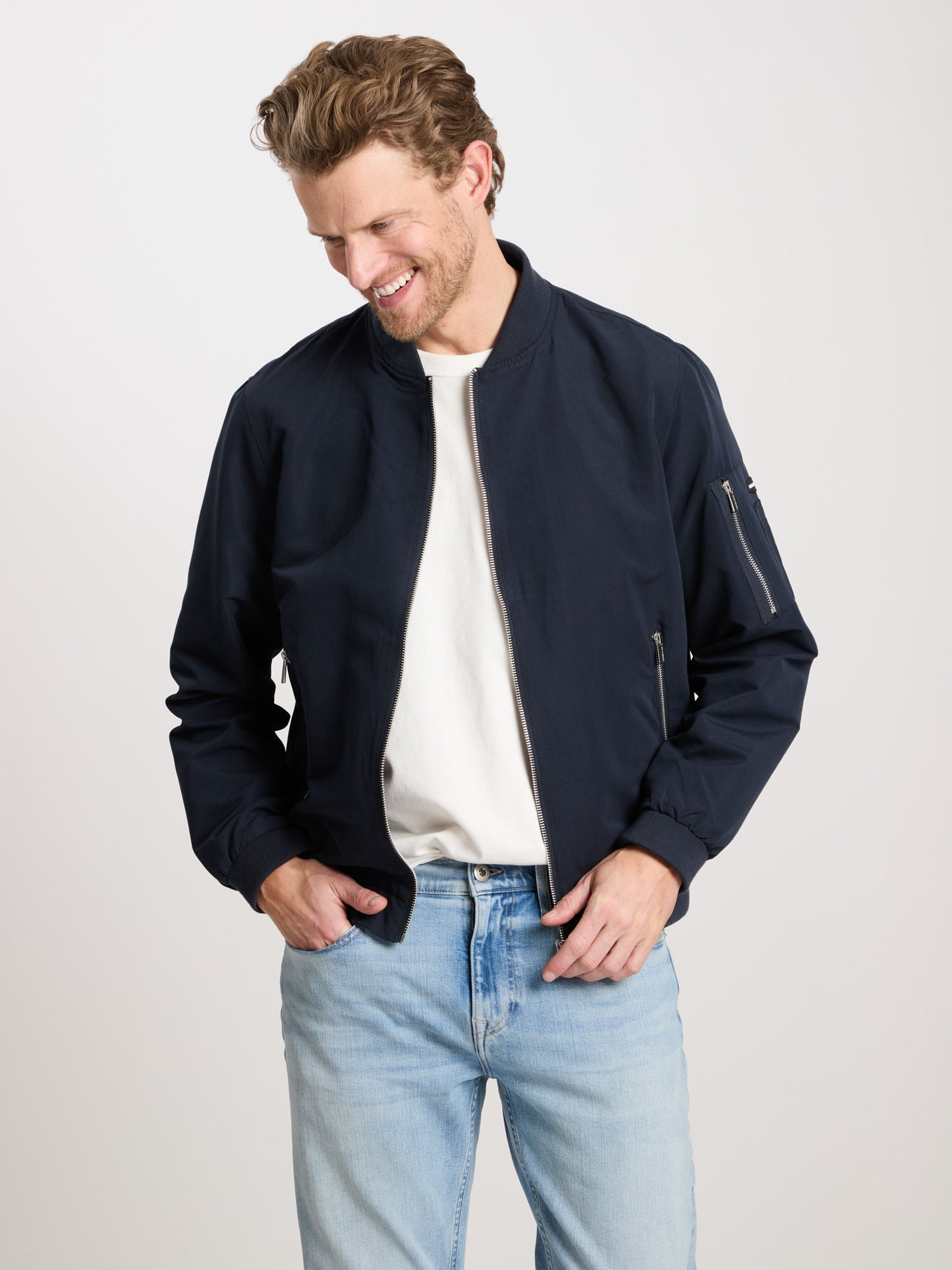Herren Regular Bomber-Jacke mit Reißverschluss und Reißverschluss-Taschen marineblau.