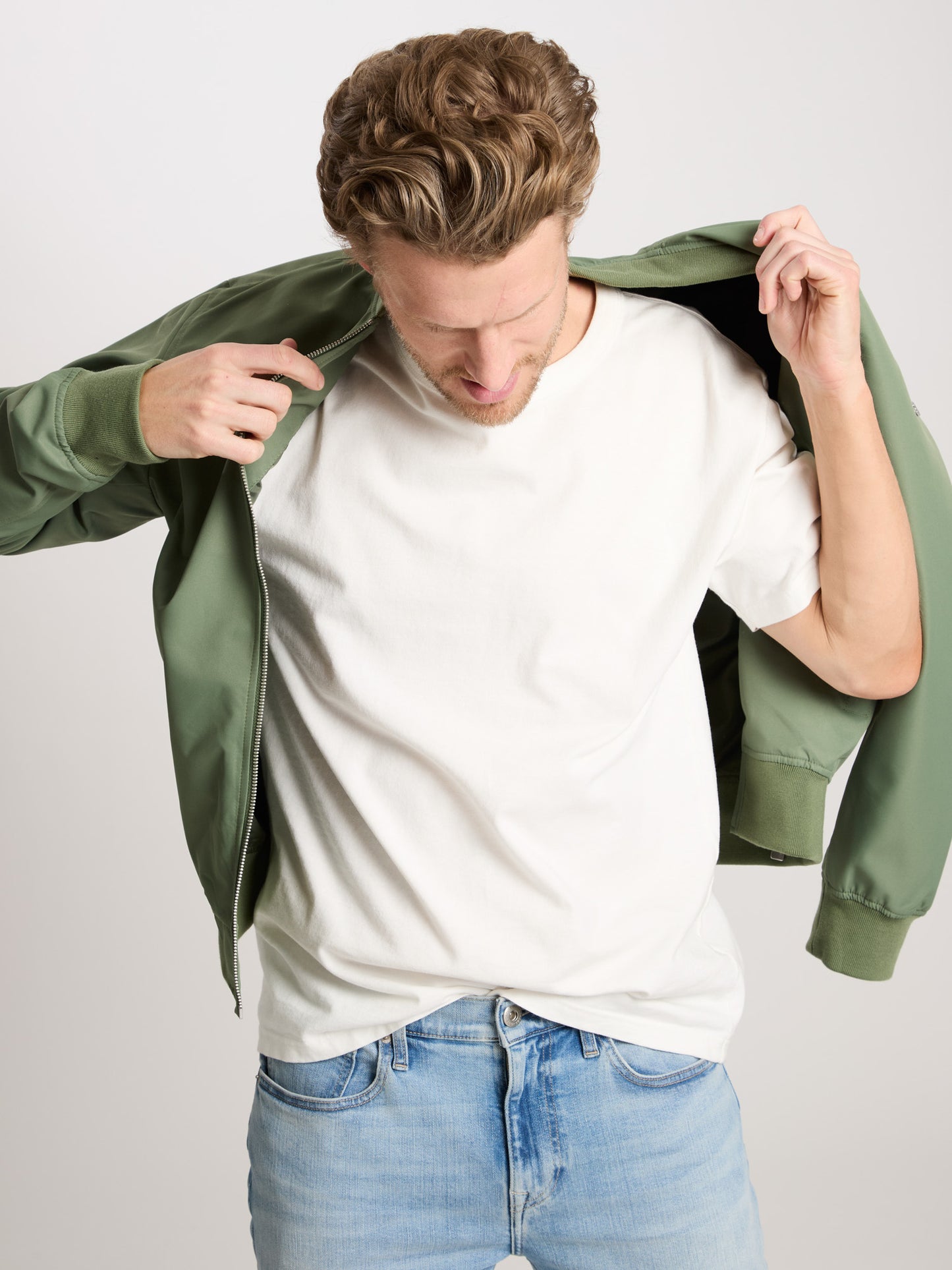 Men's regular bomber jacket with stand-up collar, zip and two pockets, khaki.