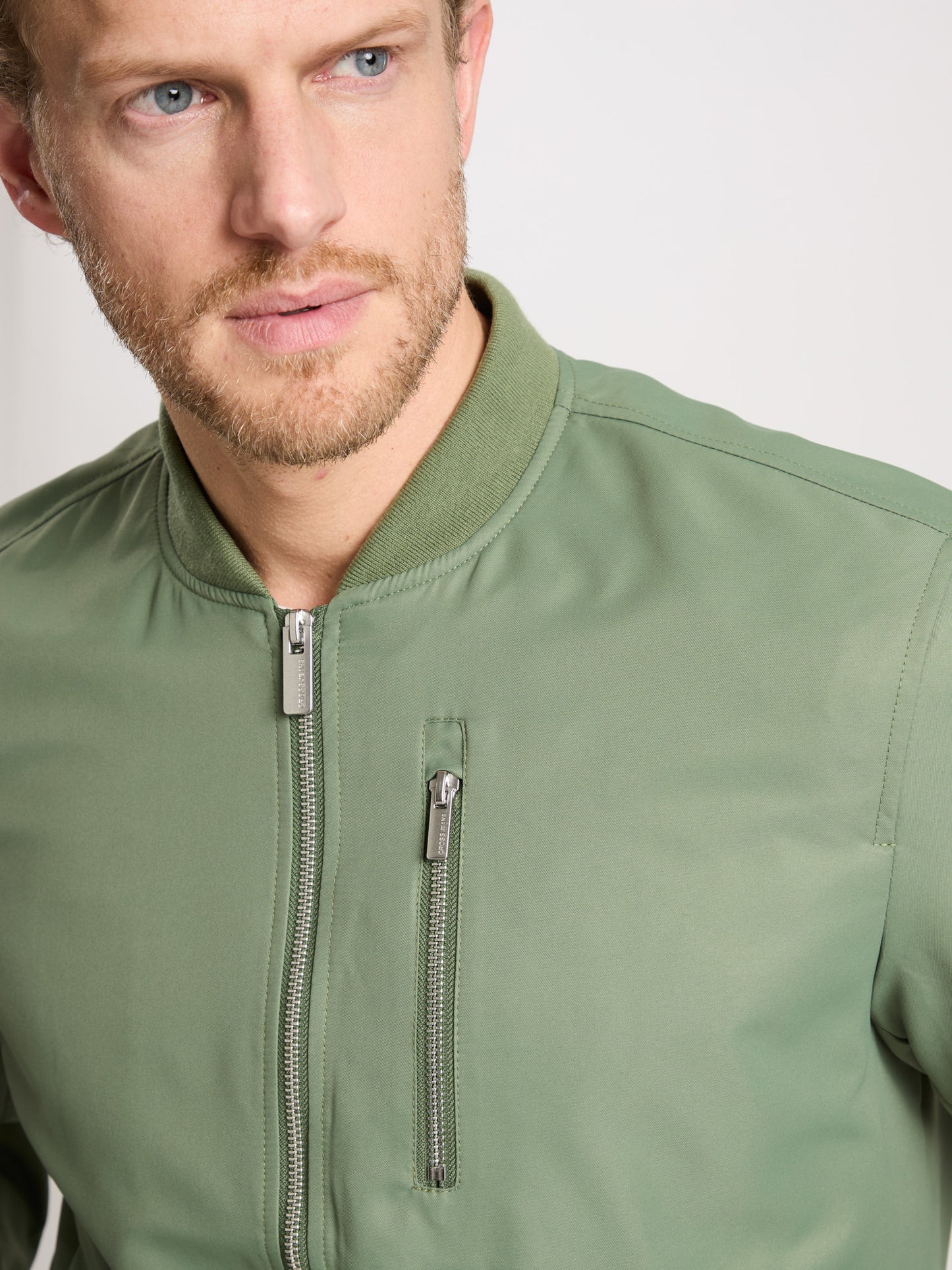 Men's regular bomber jacket with stand-up collar, zip and two pockets, khaki.