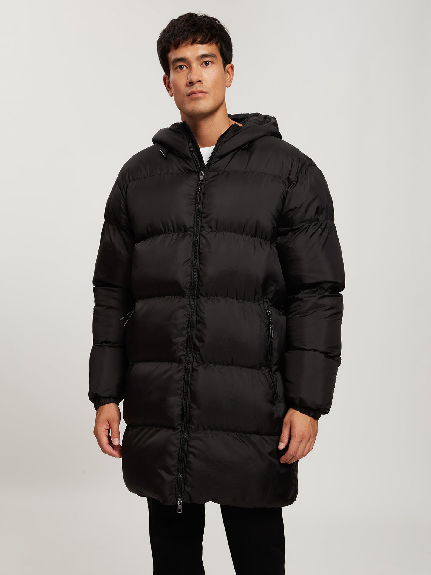 Herren Regular Winterjacke mit Kapuze, Reißverschluss und Eingrifftaschen in schwarz