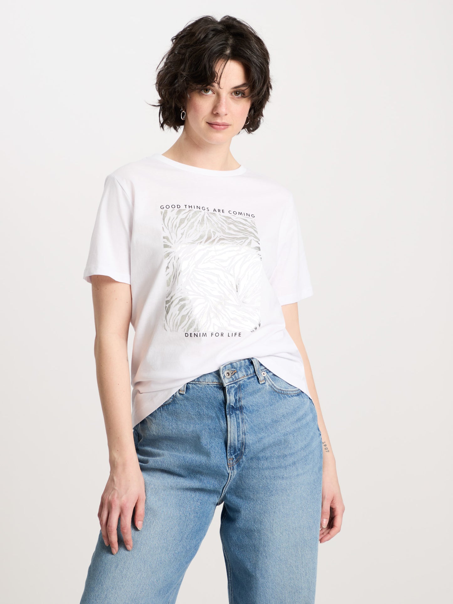 Women's regular T-shirt with print and metallic effects, white.