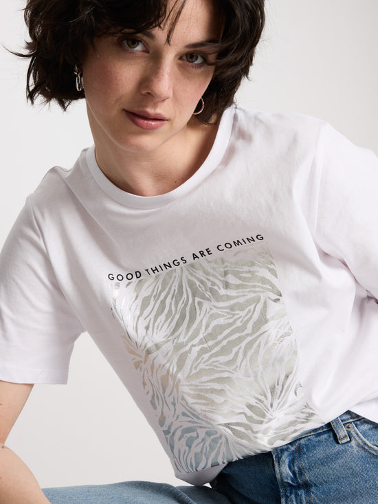 Damen Regular T-Shirt mit Print und Metallic-Effekten weiß.