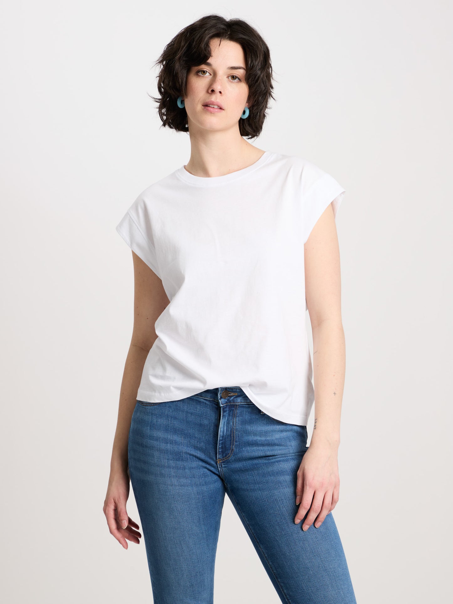 Women's regular t-shirt with dropped shoulders, white.