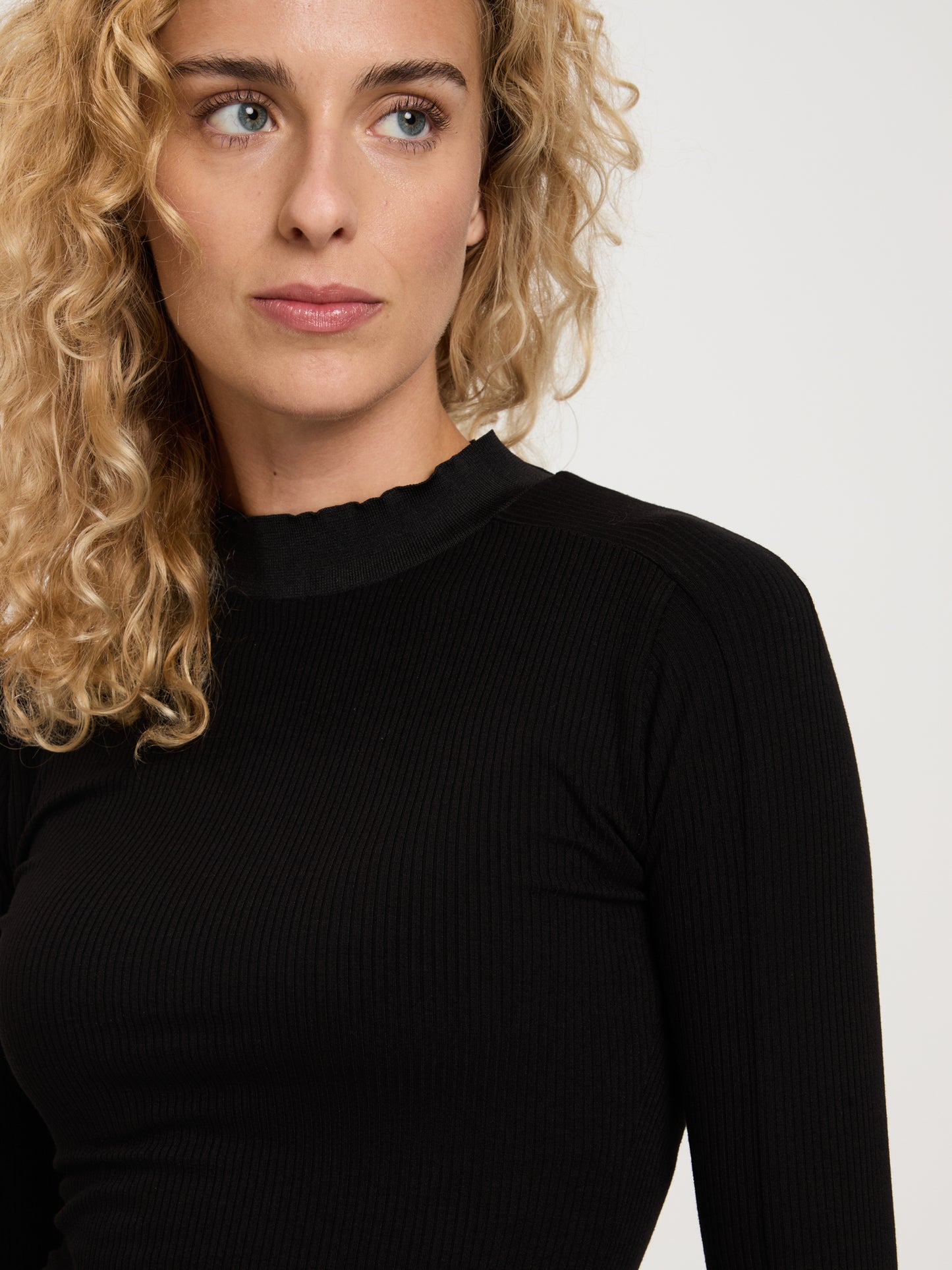 Damen Slim Langarmshirt mit kleinem Stehkragen schwarz