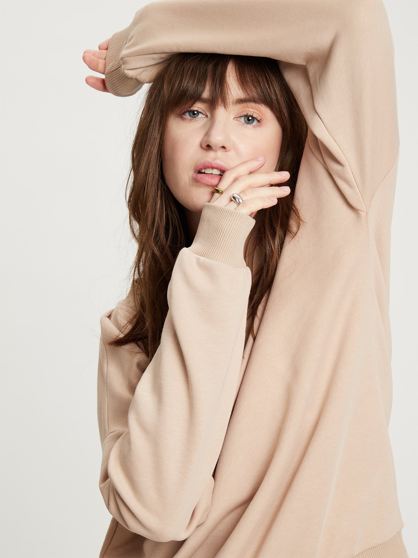 Women's regular sweatshirt with ribbed cuffs, beige.