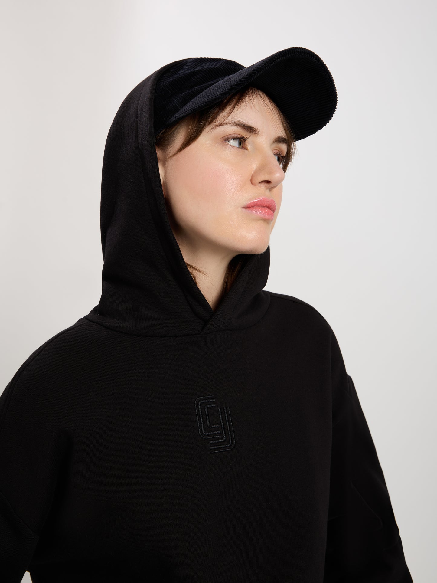 Damen Hoodie Regular in schwarz mit CJ Logo