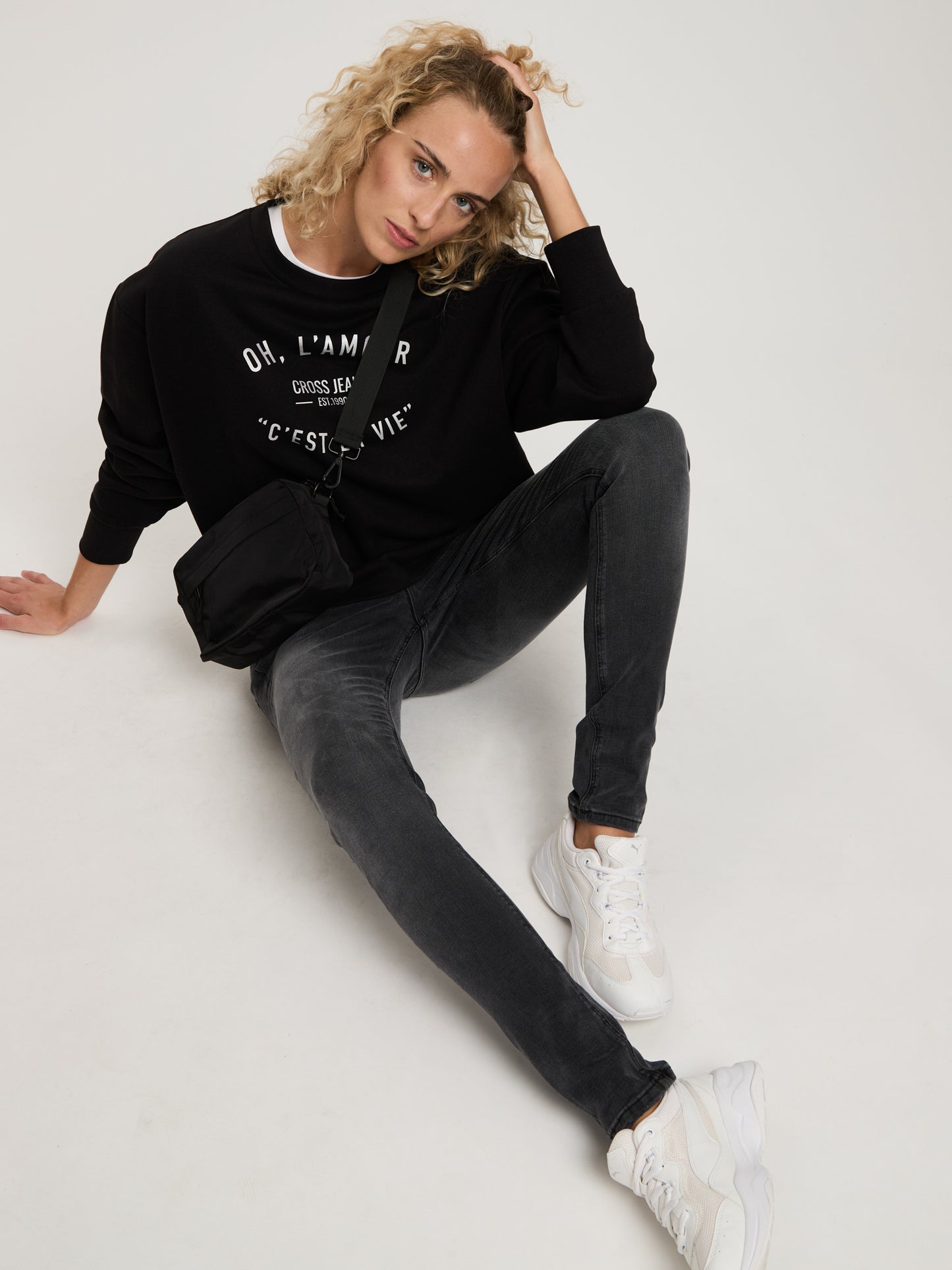 Damen Regular Sweatshirt mit Message- und Label-Print schwarz