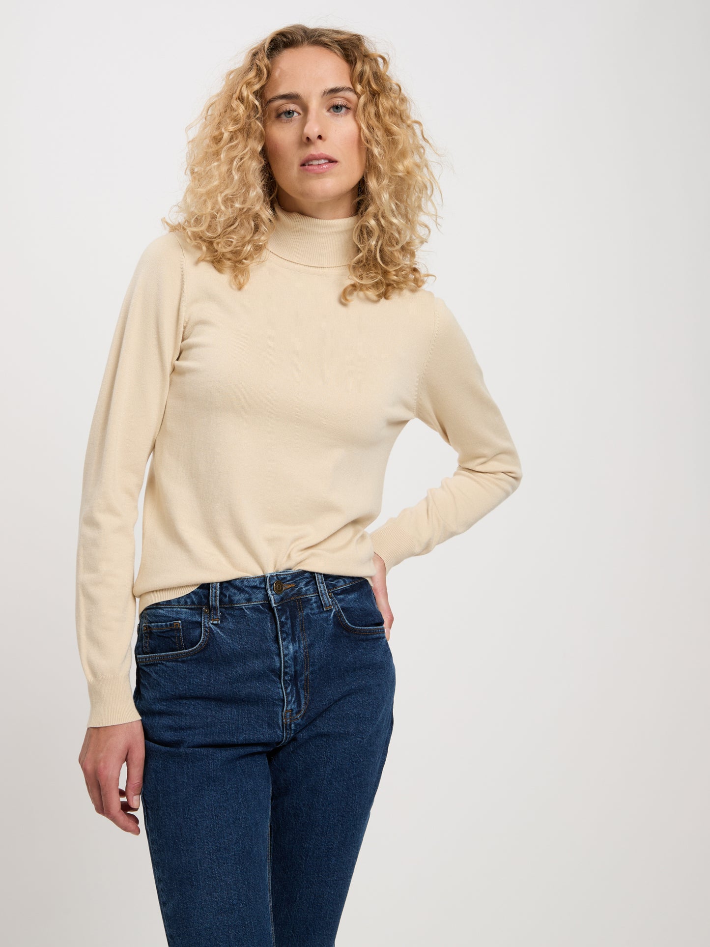 Women's regular turtleneck sweater in beige