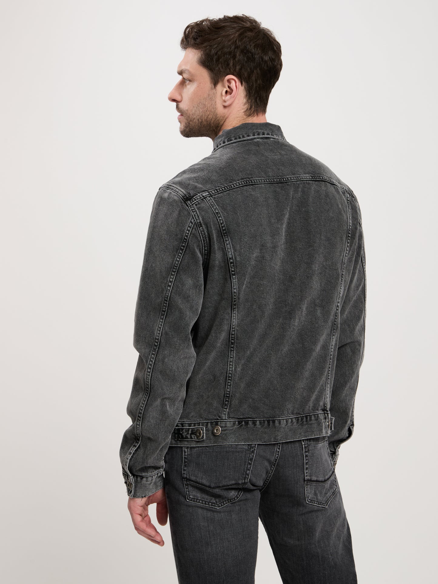 Men's regular denim jacket with button placket, anthracite.