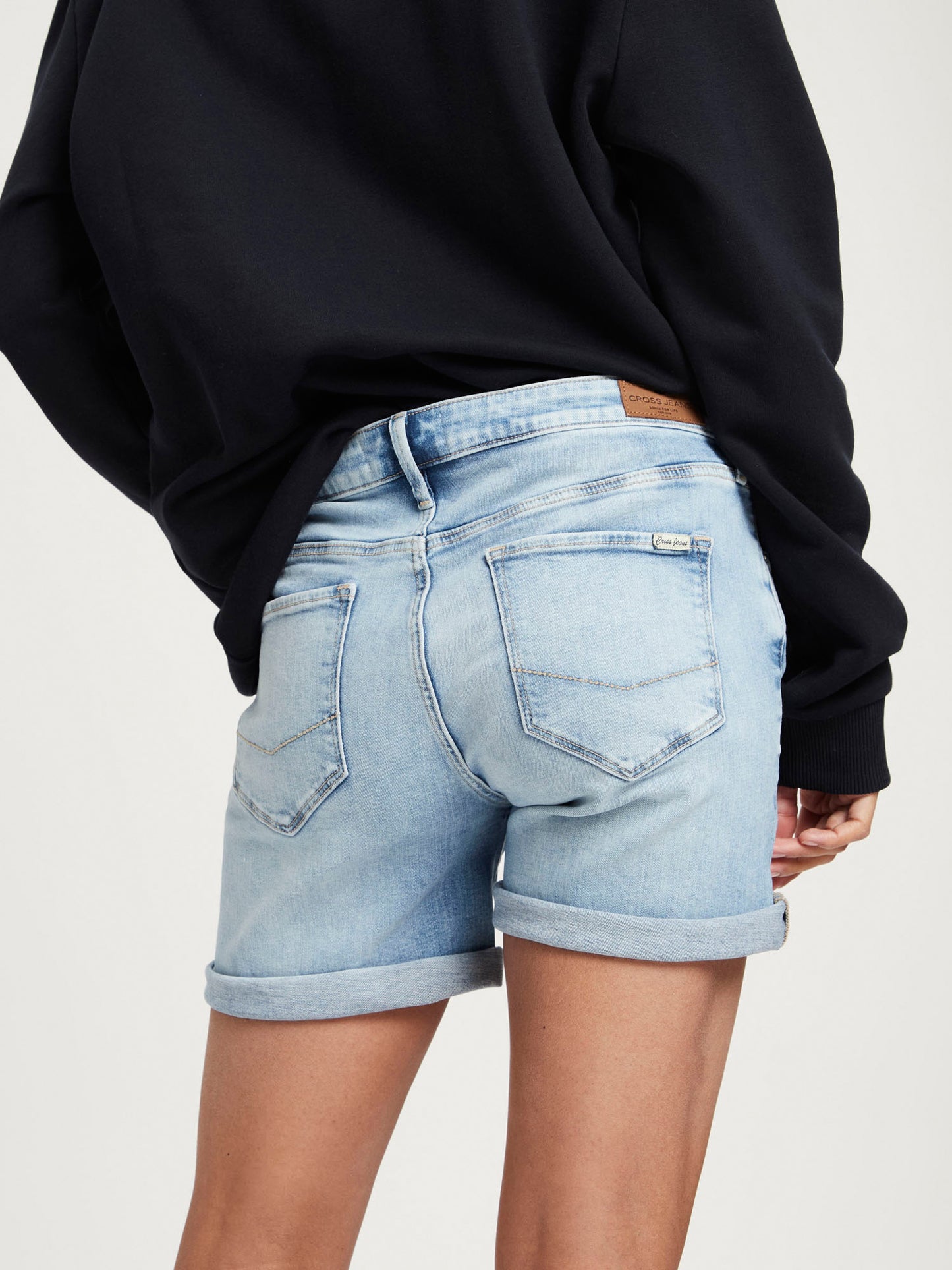 Zena Damen Jeans-Shorts Slim Fit hellblau.