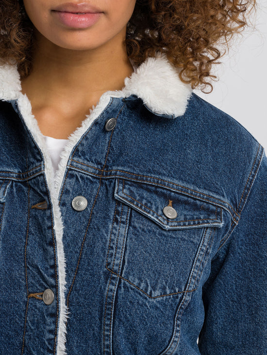 Women s oversized denim jacket with fur and button placket dark blue. CROSS JEANS