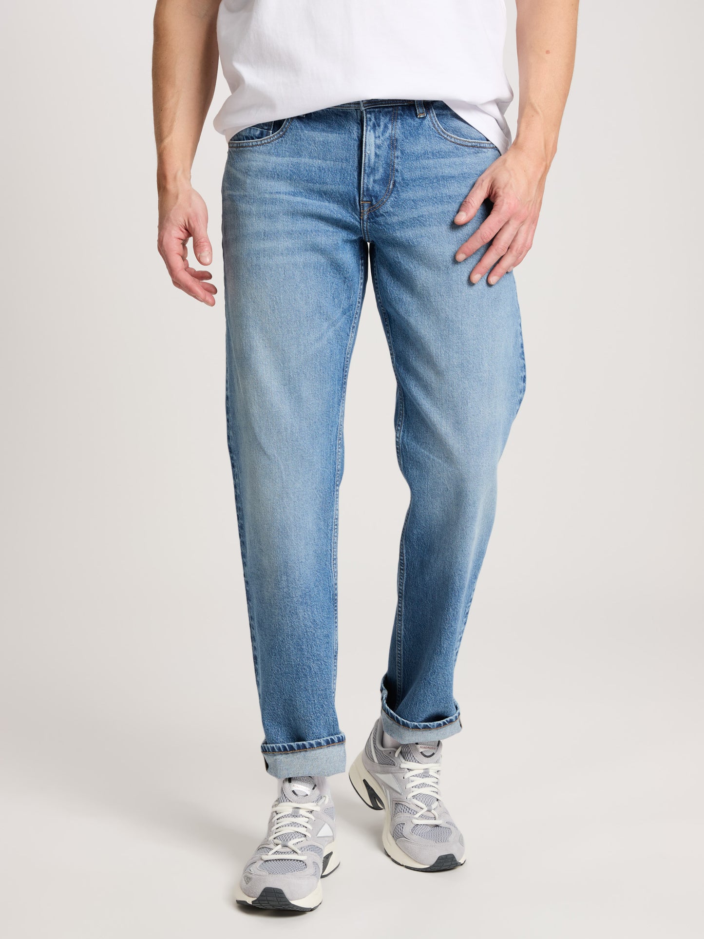 Antonio Herren Jeans Relaxed Fit Regular Waist Straight Leg mittelblau.