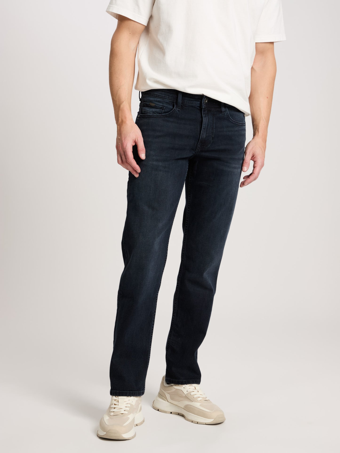 Antonio Herren Jeans Relaxed Fit Regular Waist Straight Leg blauschwarz.